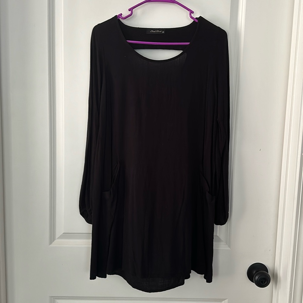Black dress w back keyhole